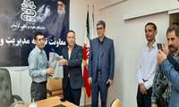 گزارش تصویری/تقدیر مدیر کل بانک رفاه استان از دکتر امیدعلی عادلی به مناسبت روز پزشک